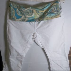 Gap maternity white Jean size medium🔥🔥